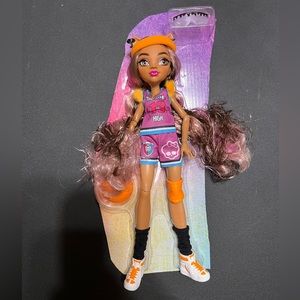 Clawdeen Wolf Monster High doll with accessories Ghoul spirit basketball